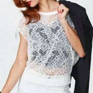 CAbi Ole Top Sz S Bright White Floral Lace Cap Sleeves Banded Bottom Hem Keyhole